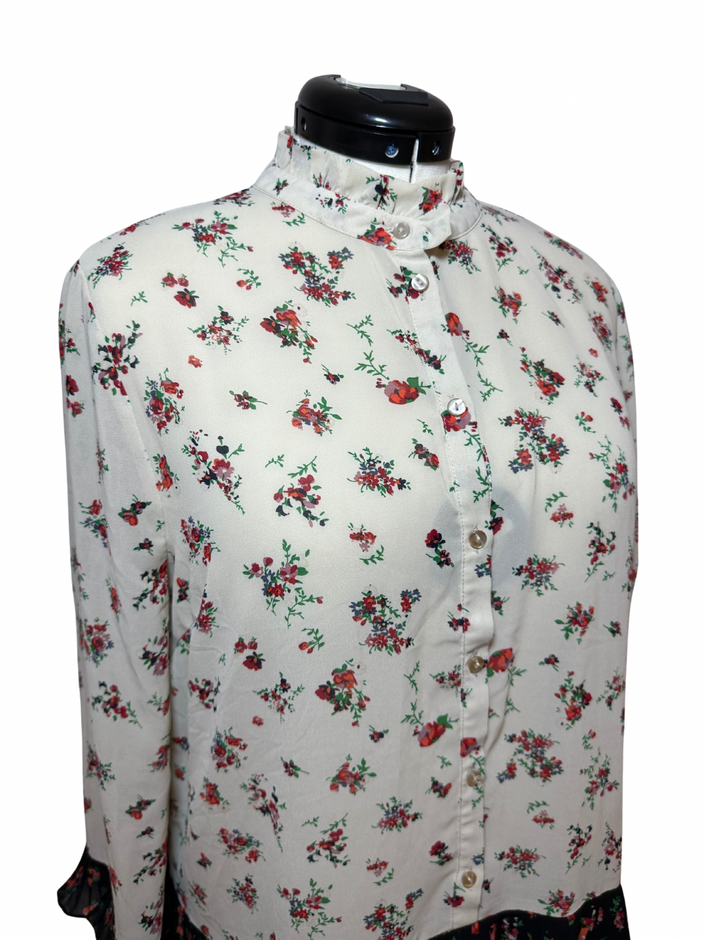 Creme/Sort skjorte med røde blomster og plisering i enden